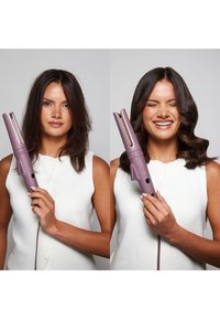 Lilla hårkrølljern med gullakenter, utstyrt med teksturert grep og ventilasjonsåpninger. Modellen viser rett og stylet hår på to sider.