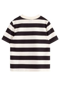 Randig T-shirt med breda svarta och vita ränder. Mjuk bomullsmaterial, rund halsringning, korta ärmar och en avslappnad passform.