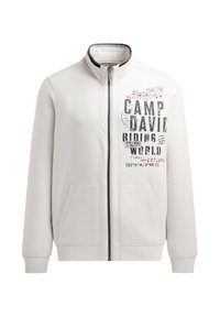 Hellgraue Zip-Jacke mit hohem Kragen und vorderen Taschen. Text in Schwarz und Rot, einschließlich "CAMP DAVID RIDING WORLD," bedrucktes Design.