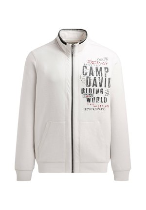 Hellgraue Zip-Jacke mit hohem Kragen und vorderen Taschen. Text in Schwarz und Rot, einschließlich "CAMP DAVID RIDING WORLD," bedrucktes Design.