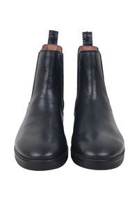 Sort læder ankelstøvler med rund tå, elastiske sidepaneler og en tekstureret pull tab, der har en lav gummisål.