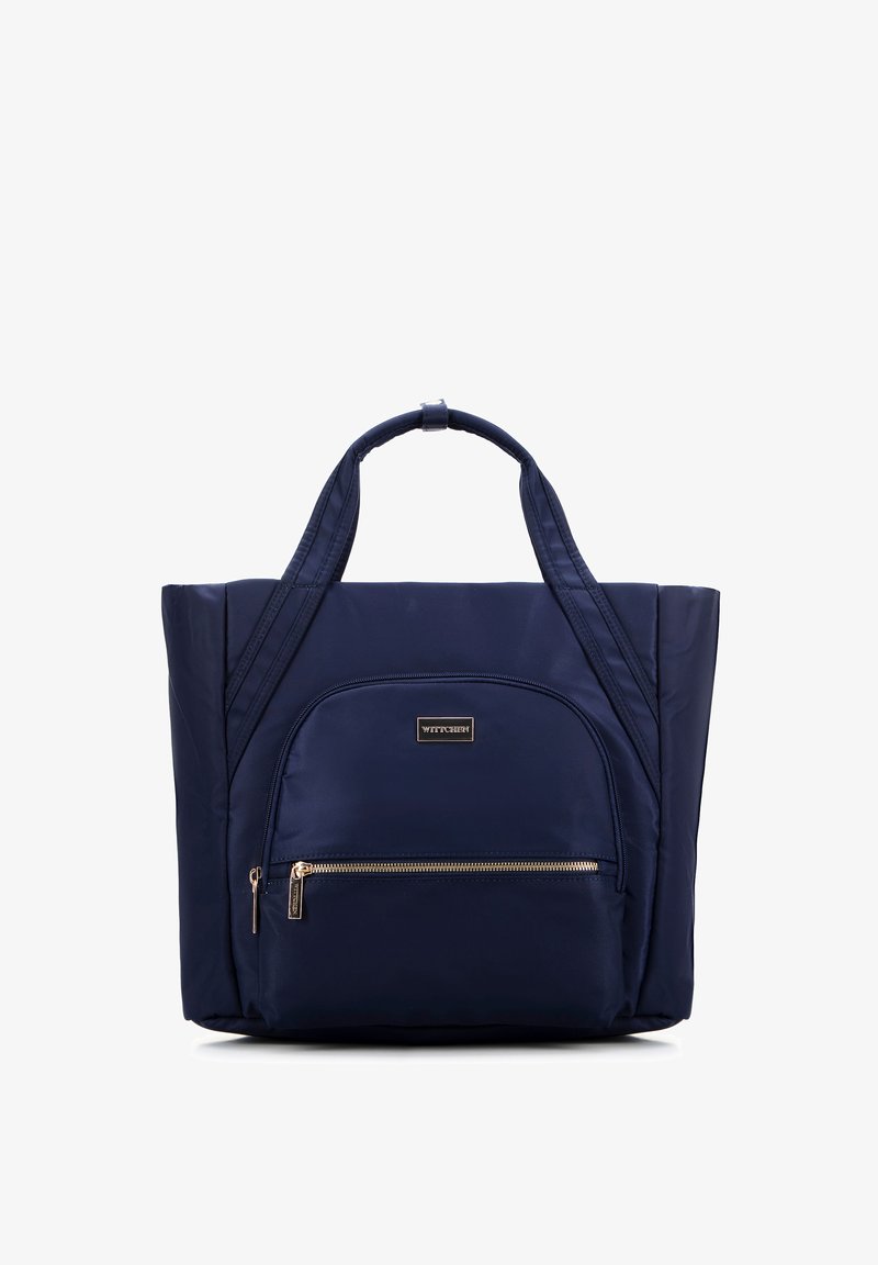 Marineblauwe nylon draagtas met twee handvatten bovenaan, een voorste zak met rits en gouden hardware. Gestructureerd ontwerp met zichtbare stiksels.