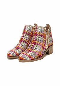 Botines con lentejuelas y diseño tejido en rosa, naranja y plata. Cuentan con un tacón bajo apilado y cremallera lateral para un fácil uso.