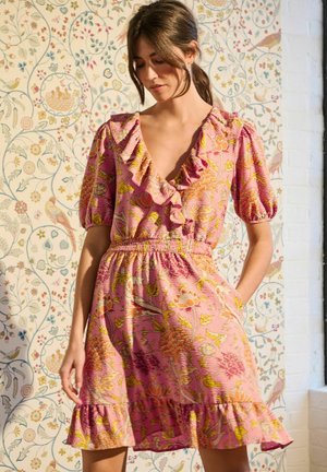 Rosa Kleid mit floralem Muster, Rüschenausschnitt, kurzen Puffärmeln und elastischem Taillenbund; verfügt über einen schwingenden Rock und einen fransigen Saum.