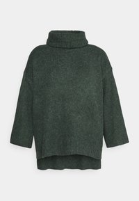 Zielony sweter z golfem, wykonany na drutach, z rękawami o długości trzy czwarte, charakteryzujący się prążkowaną teksturą i nieco dłuższym tyłem.