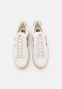 Veja URCA - Tenisice - white/marsala/black