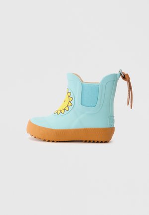 Botte en caoutchouc bleu clair avec un design de tournesol, semelle brune texturée, panneau latéral élastique et une languette brune pour un enfilage facile.