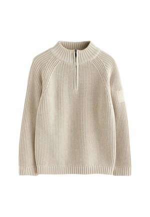 Beige gestrickter Pullover mit hohem Kragen, Reißverschluss, gerippten Bündchen und Saum, mit strukturiertem Muster und einem kleinen Logopatch am Ärmel.