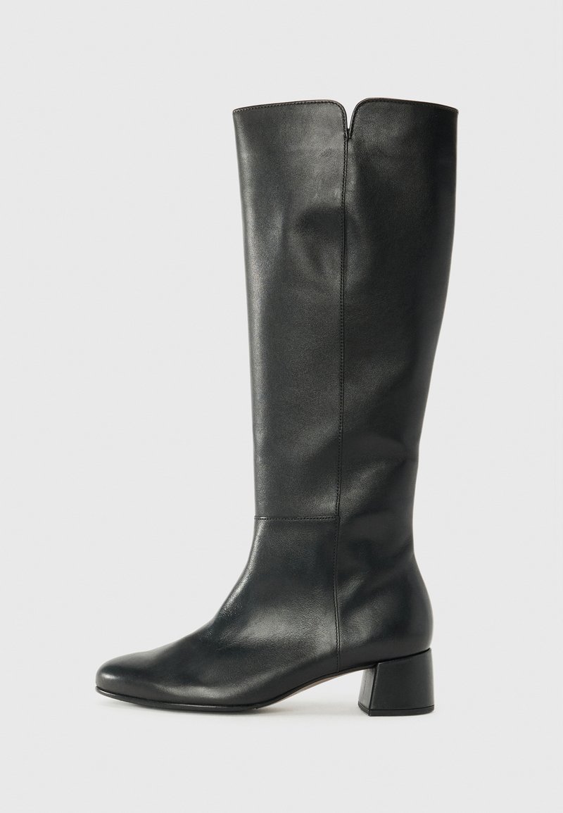 Botte noire en cuir jusqu'au genou avec un talon carré, texture lisse, design minimaliste et une subtile découpe en V en haut.