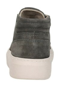 Grijze suede high-top sneaker met een gewatteerde kraag, witte rubberen zool en horizontale stiksels op de hak. Gladde textuur.