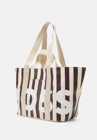 Borsa a tracolla a righe in crema e marrone scuro con grandi lettere bianche "BOSS". Presenta manici beige robusti per il trasporto.