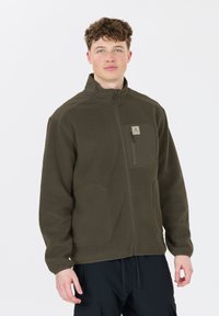 Olivgrön fleecejacka med hög krage, dragkedja fram och bröstficka, med texturerad tyg och en logotypficka på bröstet.