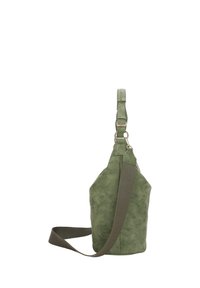 Borsa a secchiello verde in suede con tracolla regolabile e accessori in metallo dorato, mostrata in posizione verticale su sfondo bianco.