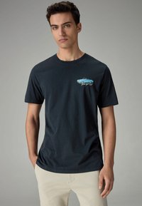 Next HOKUSAI THE GREAT WAVE LICENSE STANDARD - Trükipildiga T-särk - hiroshi nagai car navy blue
