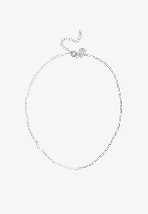 Biserka od bijelih bisera s nepravilno oblikovanim biserima i srebrnim lančićem, podesiva s kopčom u obliku jastučića i produžnim lančićem.