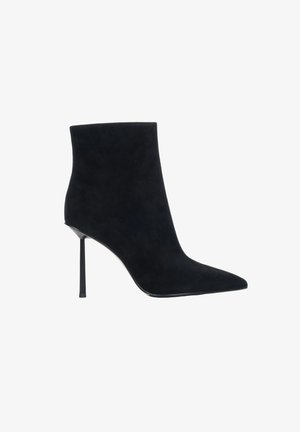 Gheata scurtă din piele întoarsă neagră, cu vârf ascuțit, toc stiletto subțire și înalt, și partea superioară netedă.