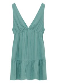 Una blusa sin mangas en tono verde azulado con un escote en V profundo, que presenta un cuerpo fruncido y un dobladillo acampanado con volantes. La tela tiene sutiles rayas verticales.