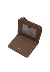 Portafoglio in pelle marrone con chiusura a zip, superficie texture, finestra ID trasparente e scomparti per più carte. Presenta un bottone a scatto per maggiore sicurezza.