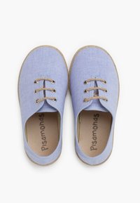 Scarpe in tessuto azzurro chiaro con punta arrotondata, design con lacci e due occhielli, dotate di una suola testurizzata naturale e nome del marchio stampato all'interno.