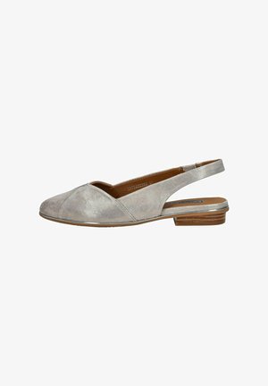 Sandały typu slingback w metalicznej szarości, wykonane ze skóry, z niskim, warstwowym obcasem, z krzyżowym wzorem w okolicy palców i gładką fakturą.