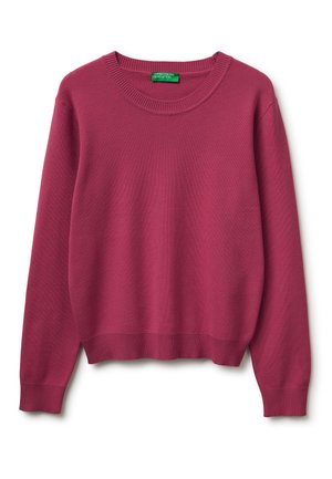 Sweter z długim rękawem i okrągłym dekoltem w jednolitym ciemnoróżowym kolorze, z prążkowanymi mankietami i talerzem, z zieloną metką przy dekolcie.