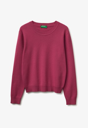 Suéter de manga larga con cuello redondo en un sólido color rosa oscuro, con puños y cintura acanalados, y una etiqueta verde en el cuello.