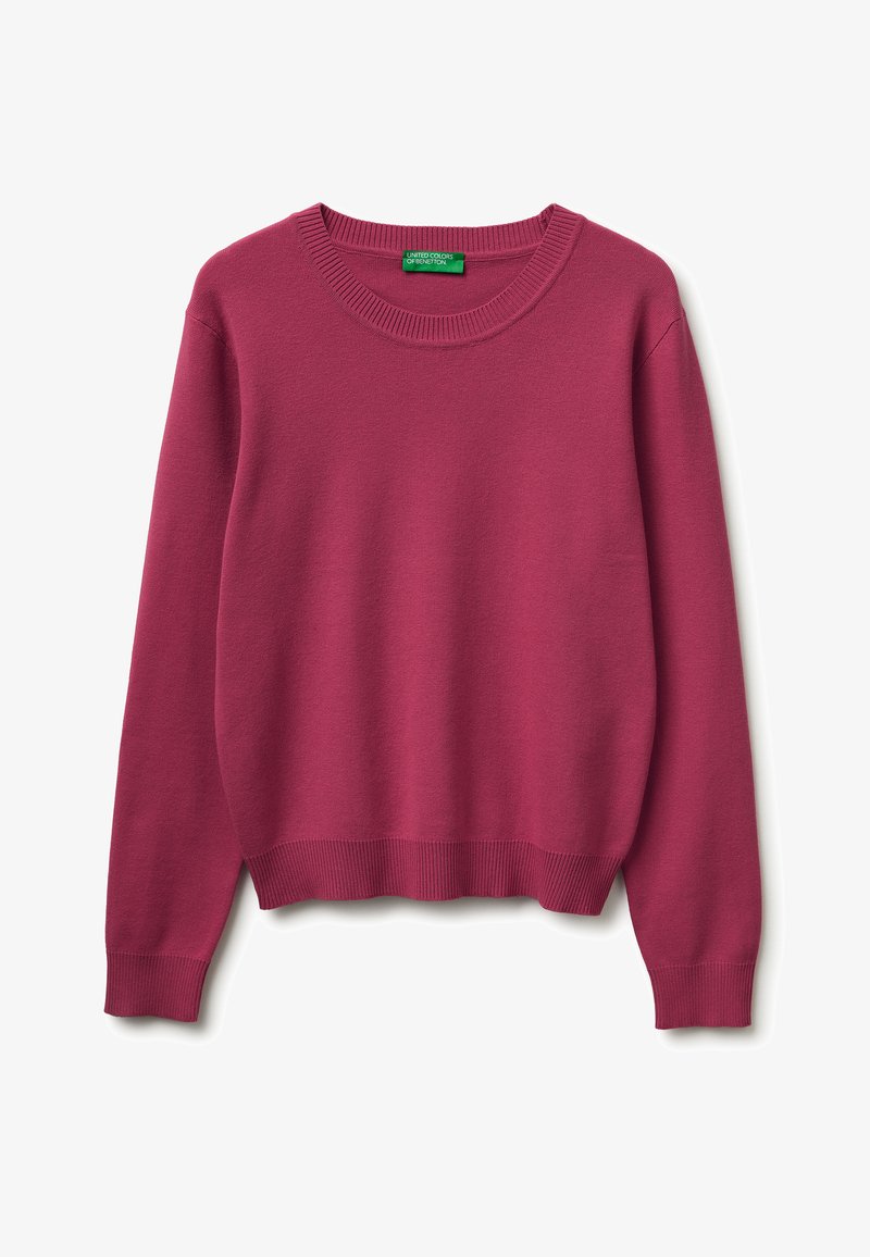 Pull à col rond à manches longues en rose foncé uni avec poignets et taille côtelés, arborant une étiquette verte au niveau de l'encolure.