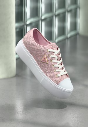 Guess JOEZI 2 - Joggesko - rose