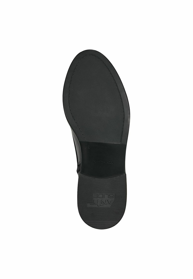 Semelle de chaussure en cuir noir avec une surface texturée, une forme arrondie et un léger talon. Présente un logo de marque en relief et des bords lisses.
