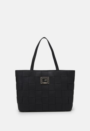 Sac fourre-tout tissé noir en cuir synthétique, avec des poignées doubles et un accent de logo métallique. Surface texturée avec des motifs carrés.