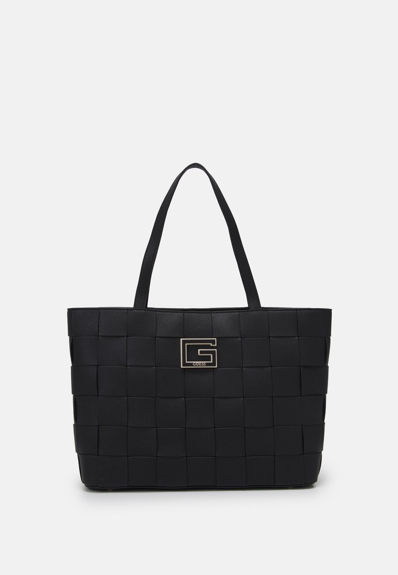 Svart korgväska i syntetläder, med dubbla handtag och en metallisk logotyp. Texturerad yta med fyrkantiga mönster.