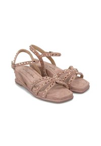 Sandali wedge in suede rosa chiaro con dettagli di strap borchiati, caratterizzati da una punta arrotondata e suola in gomma. Cinturino alla caviglia regolabile per una vestibilità perfetta.