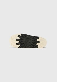 UGG CLASSIC STREETSCAPE - Zimske čizme - black/jasmine