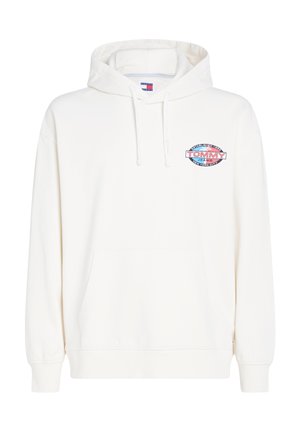 Sudadera blanca con bolsillo tipo canguro en el frente y capucha con cordón. Presenta un logo circular de "TOMMY JEANS" en rojo y azul en el pecho.
