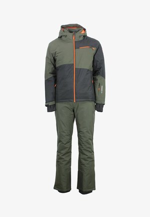 Ensemble d'hiver en deux pièces de couleur vert foncé et noir, comprenant une veste à capuche avec des accents orange et des poches zippées, ainsi que un pantalon assorti.