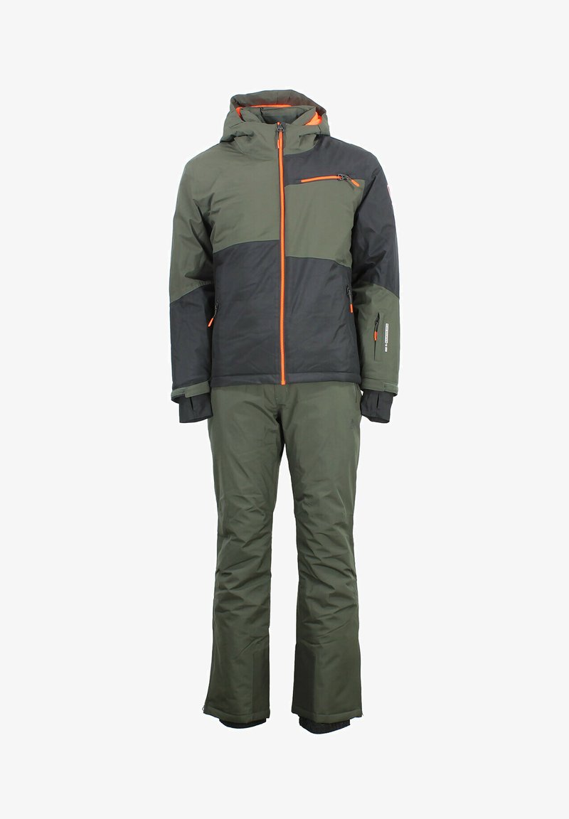 Ensemble d'hiver en deux pièces de couleur vert foncé et noir, comprenant une veste à capuche avec des accents orange et des poches zippées, ainsi que un pantalon assorti.