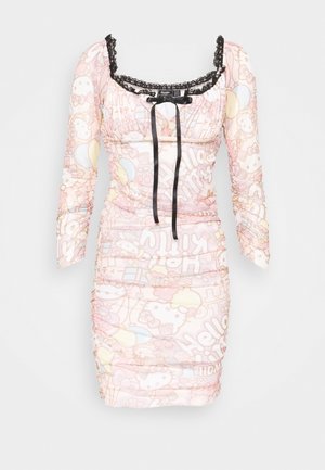 Robe rose froncée à manches longues, ornée d'une bordure en dentelle noire et d'un nœud. Présente un motif graphique Hello Kitty multicolore.