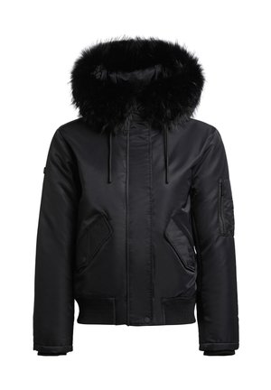 Chaqueta bomber negra hecha de material liso y brillante, con capucha forrada de piel, dos bolsillos laterales y puños elásticos.