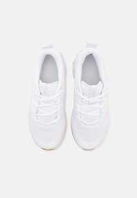 Nike Performance OMNI MULTI-COURT - Träningsskor - white/pure platinum/light smoke grey