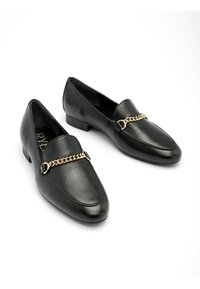 Czarne skórzane mokasyny z połyskującym złotym łańcuchem, wprowadzone w kształt spiczastego noska, o teksturowanym wykończeniu i niskim, warstwowym obcasie.