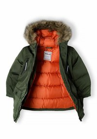 Veste parka verte rembourrée avec une capuche à fourrure amovible, présentant une doublure intérieure orange et une fermeture à glissière à l'avant avec des poches latérales.