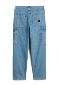Pantaloni cargo in denim blu chiaro con due grandi tasche laterali, due tasche posteriori e un design a gamba dritta. Tessuto resistente e cuciture visibili.