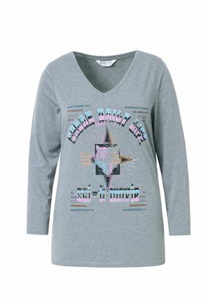 Grijze, lang mouw V-hals T-shirt met een grafische print van een tijgerkop en tekst. Zacht katoenen materiaal met een comfortabele pasvorm.