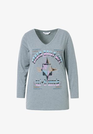 Camiseta de manga larga gris con escote en V que presenta una impresión gráfica de una cabeza de tigre y texto. Material de algodón suave con un ajuste relajado.