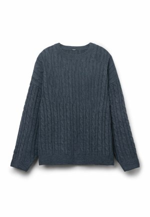 Suéter de punto grueso gris oscuro con cuello redondo, mangas largas y corte holgado. Presenta patrones texturizados y puños y dobladillo acanalados.