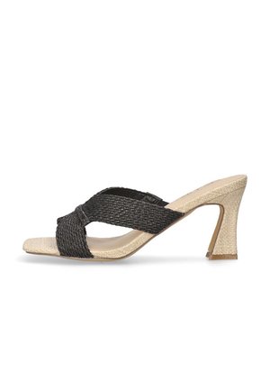 Sandalia de tacón con tiras trenzadas negras y base beige; presenta un diseño de punta abierta y un tacón texturizado, enfatizando un look veraniego y estiloso.