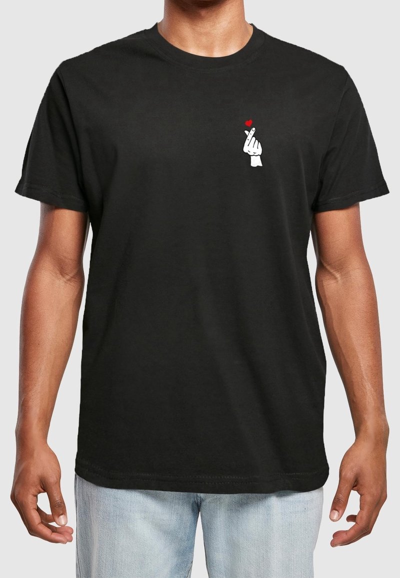 Černé bavlněné tričko s krátkým rukávem, na levé straně hrudi s bílým grafickým motivem ruky a ikonou červeného srdce. Doplňkový slim fit design.