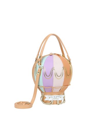 Bolso redondo con forma de globo aerostático con paneles en tonos pastel, asas de cuero marrón claro, detalles de cadena dorada y una correa de hombro desmontable.