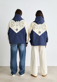 Tommy Jeans GAME DAY CHICAGO POPOVER UNISEX - Tuulejope - dark ink