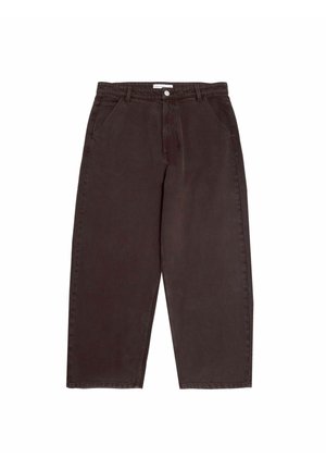 Dunkelbraune, weit geschnittene Jeans aus Denim, mit einem vorderen Knopfverschluss, Gürtelschlaufen und Seitentaschen, die eine glatte Textur aufweisen.